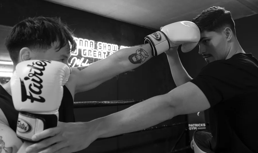 Clinchwerk tijdens een Muay Thai-training