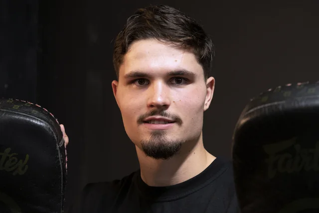 Portret van Casper Boekee met Thai pads