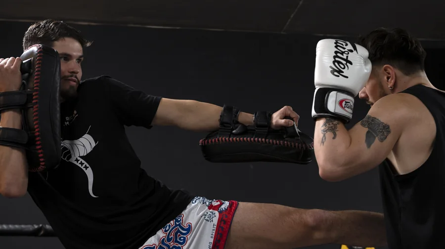 Trap-oefening op de Thai pads in de ring