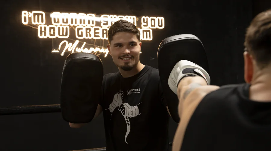 Casper Boekee coacht een klant op de pads bij Patrick's Gym