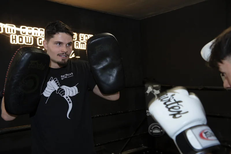 Casper Boekee houdt pads vast tijdens een 1-op-1 sessie